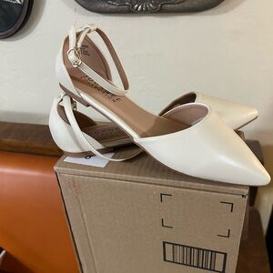 Journee collection flats cream size 8